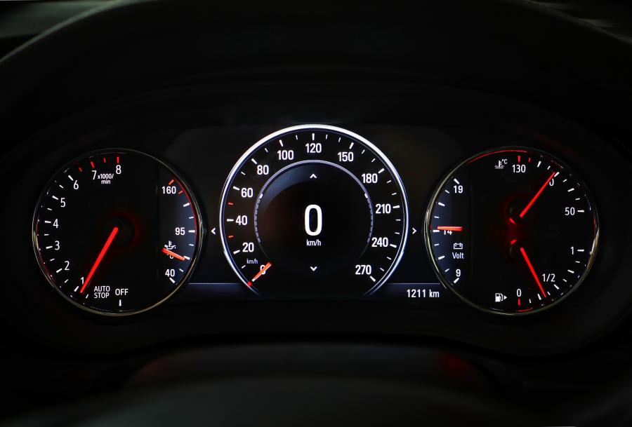 Панель приборов Opel Insignia Grand Sport Turbo 4x4 2017 года  (фото 26 из 41)